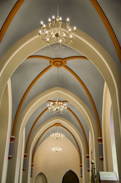 Zdjęcia nowego oświetlenia i wnętrza kościoła po malowaniu_2