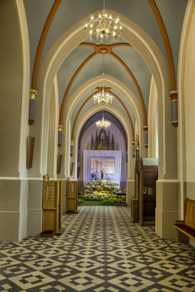 Zdjęcia nowego oświetlenia i wnętrza kościoła po malowaniu_14